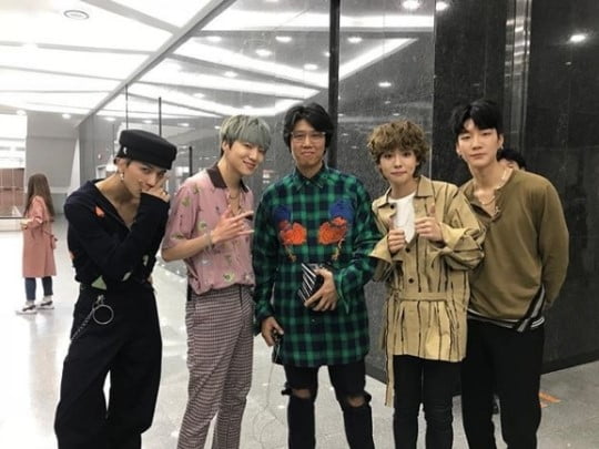 「シュガーマン2」に出演した歌手キム・バダが、WINNERと撮った認証ショット