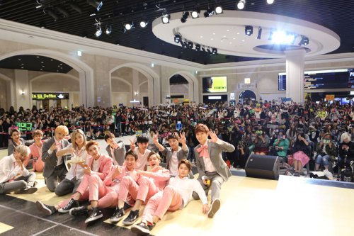 SEVENTEEN、2ndミニアルバム「BOYS BE」発売記念ファンサイン会を開催