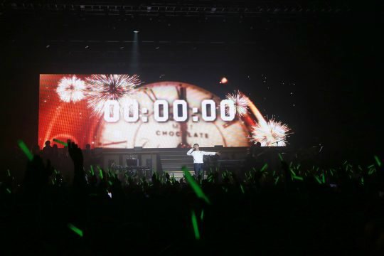 ソ・イングク、涙の単独コンサートが大盛況！ミントカラーに染めた髪で熱唱