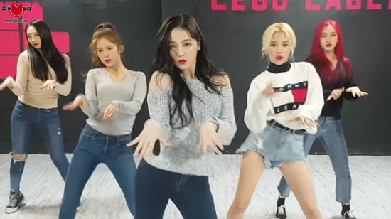 MOMOLAND、『BBoom BBoom』Moving Dance Practice