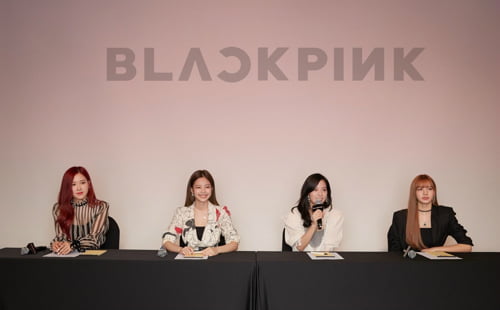 BLACKPINK 記者会見に登場