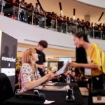 BLACKPINKリサ、サイン会にファン殺到！