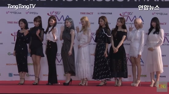 TWICE 「THE FACT MUSIC AWARDS」レッドカーペットに登場