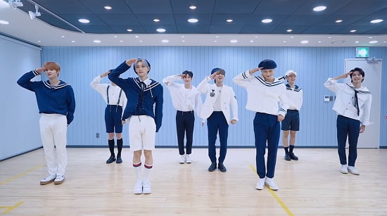 Stray Kids 新曲『神メニュー』ダンス練習映像（マリンルック Ver.)を公開
