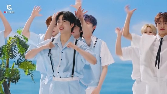 CRAVITY デビューアルバムの収録曲『Cloud 9』M/V撮影のビハインド映像を公開