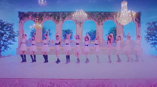 IZ*ONE 日本1stアルバム「Twelve」のタイトル曲『Beware』予告映像公開