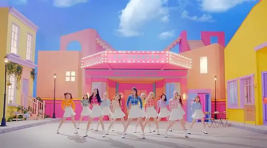 IZ*ONE Twelve(Beware) プレミアムフォト ミンジュ IZ*ONE、ミニスカ姿で美脚披露 コミカルな表情＆カラフルな世界観表現