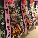 BIGBANGのG-DRAGON、V.Iのソロコンサートに贈った花輪メッセージが話題