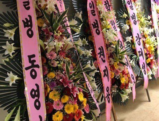 BIGBANGのG-DRAGON、V.Iのソロコンサートに贈った花輪メッセージが話題