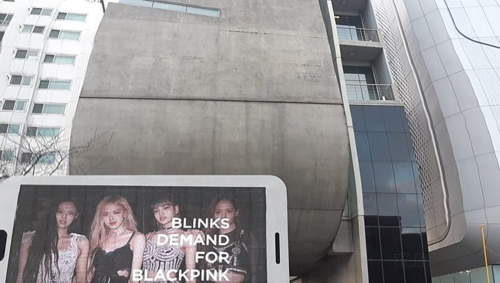 BLACKPINKファンら YG社屋前でデモ