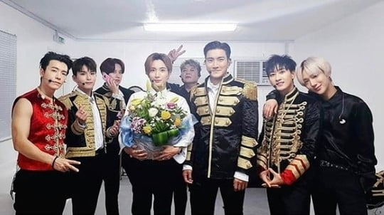 SUPER JUNIOR、デビュー5000日を祝福！記念ショット公開