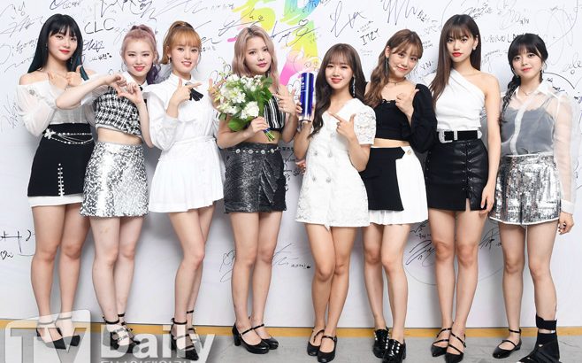 Weki Meki「2019 SOBA」1日目のブルーカーペットに登場