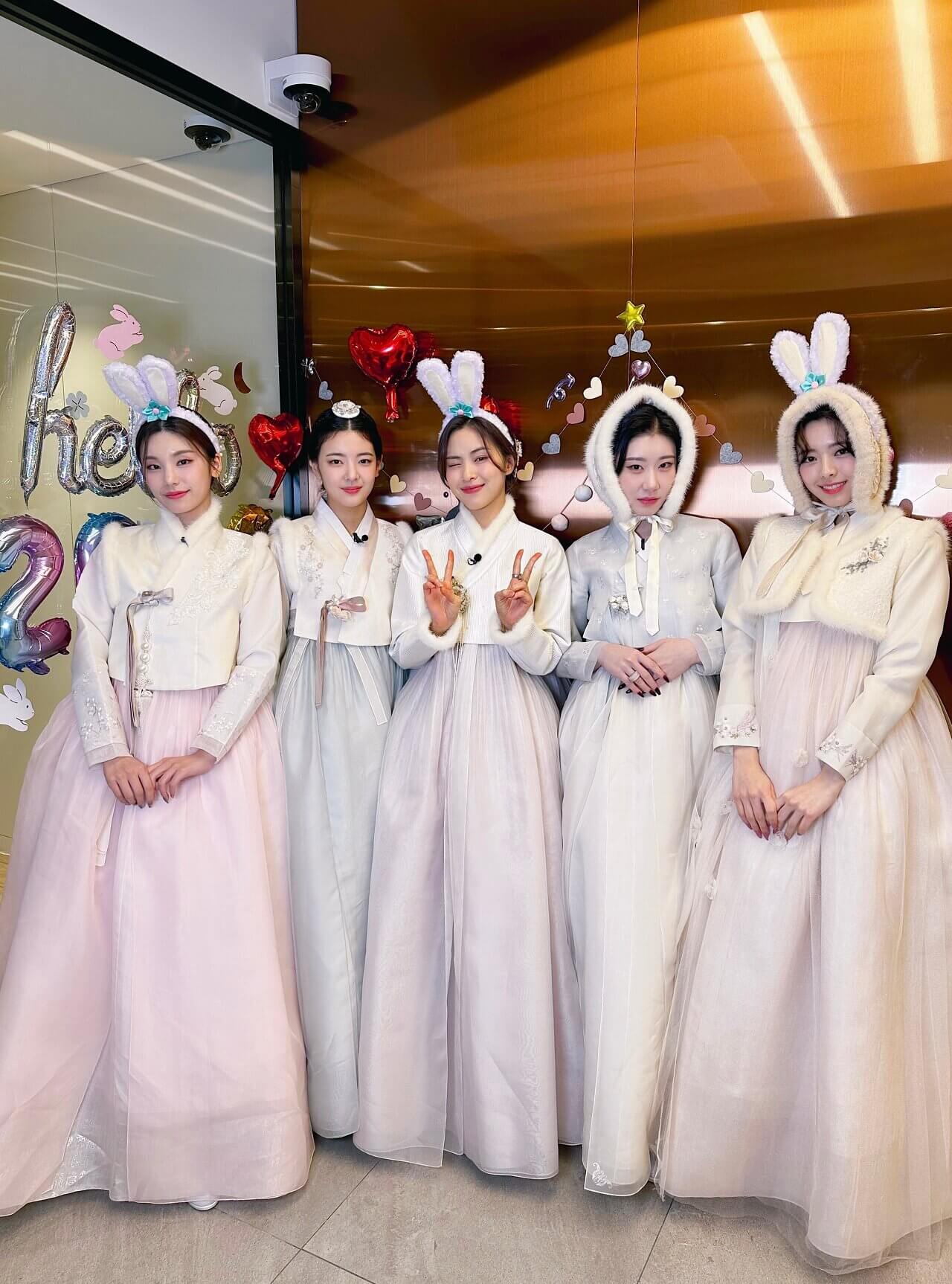 kpopdrama.info
ITZY、旧正月を迎えて韓服姿でファンに挨拶